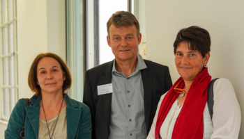Drei Personen bei der Verleihung des Demenzpreises | © Caritas München und Oberbayern